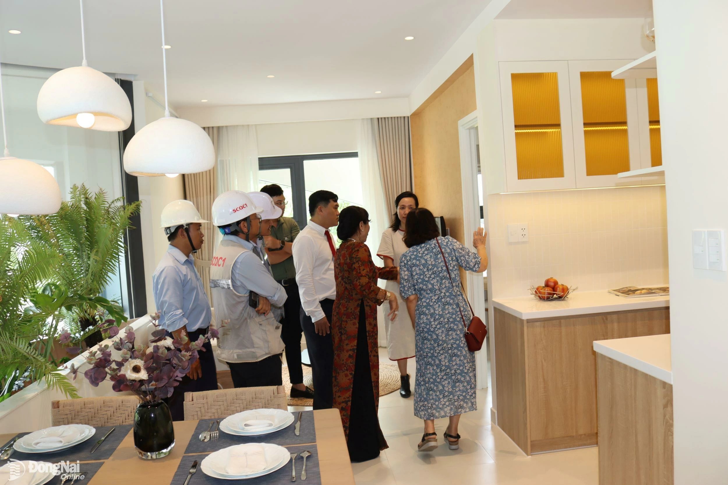 Các đại biểu tham quan nhà mẫu nhà ở xã hội tại huyện Long Thành. Ảnh: Hoàng Lộc