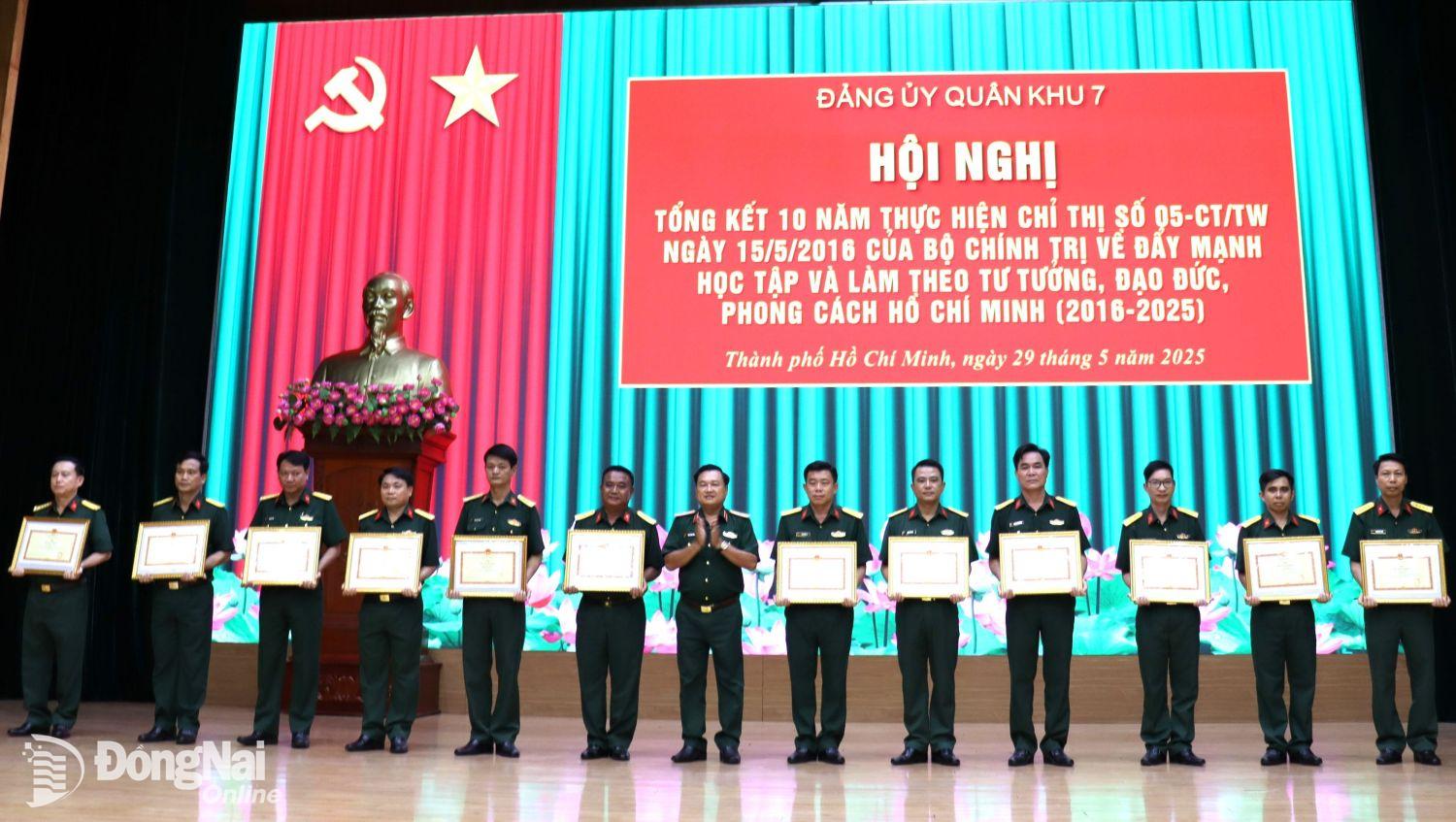 Thủ trưởng Quân khu 7 tham quan mô hình tiêu biểu trong học Bác của Sư đoàn 309, đóng tại Đồng Nai. Ảnh: Nguyệt Hà