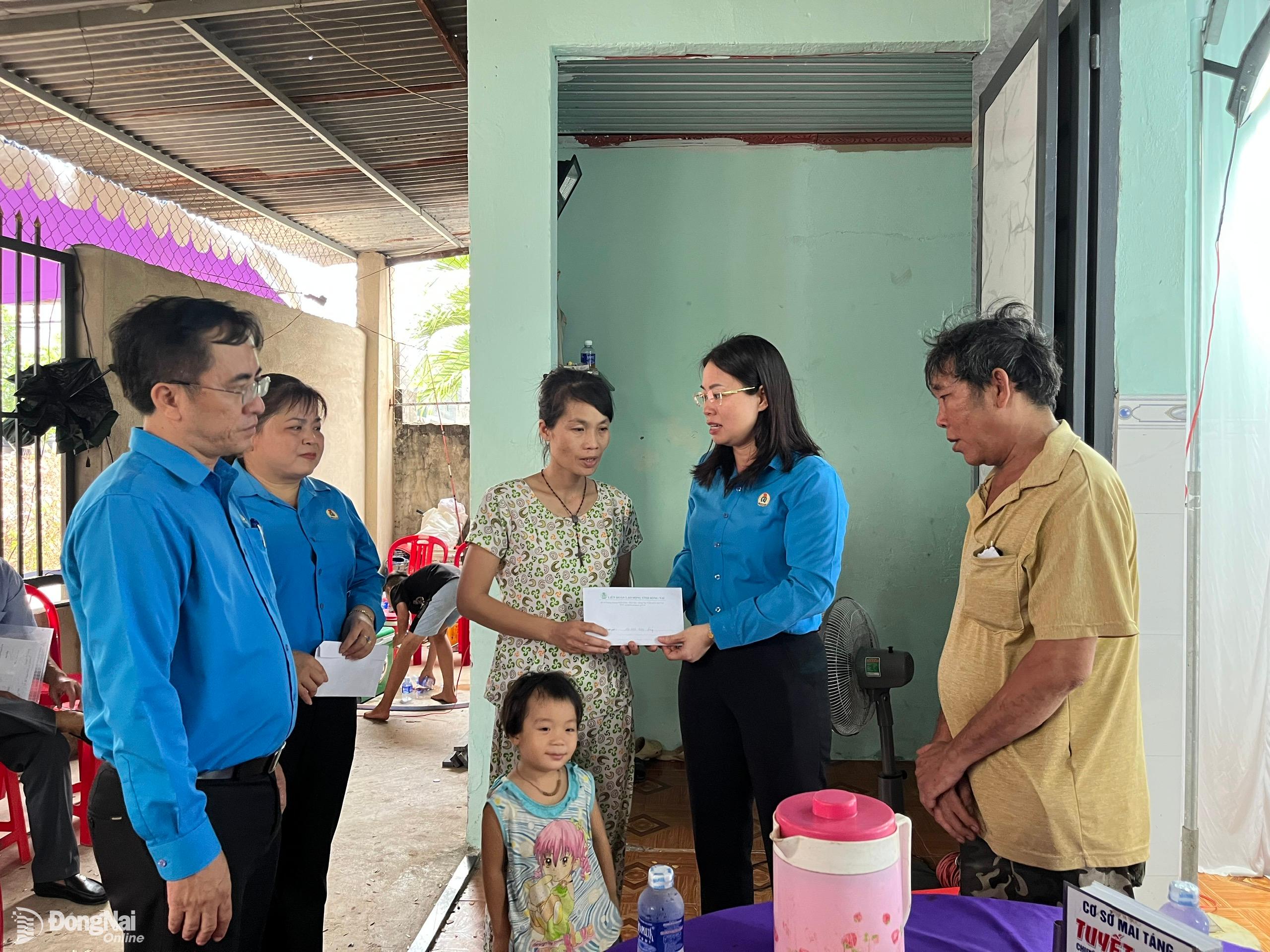 Phó chủ tịch Liên đoàn Lao động tỉnh Bùi Thị Nhàn và đại diện cán bộ Công đoàn huyện Vĩnh Cửu đã đến thăm, chia sẻ với gia đình nạn nhân tử vong N.V.L do ngạt khí ga, ngụ tại xã Lạc An, huyện Bắc Tân Uyên, tỉnh Bình Dương. Ảnh: CĐ