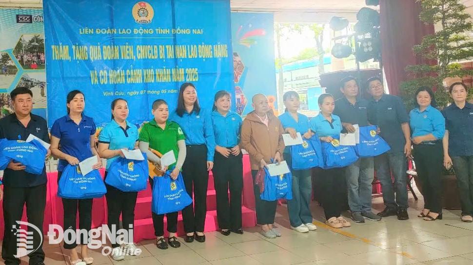 3-	Phó chủ tịch LĐLĐ tỉnh Bùi Thị Nhàn tặng quà lao động khó khăn tại huyện Vĩnh Cửu. Ảnh: CĐ