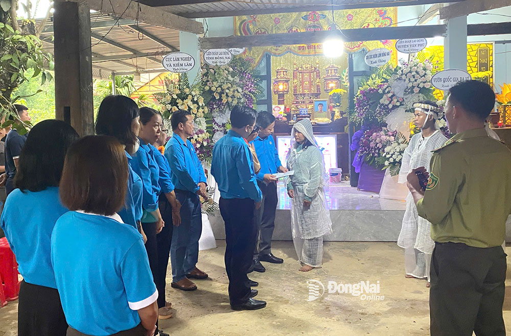 Công đoàn thăm hỏi, động viên gia đình nhân viên bảo vệ rừng bị bò tót húc tử vong