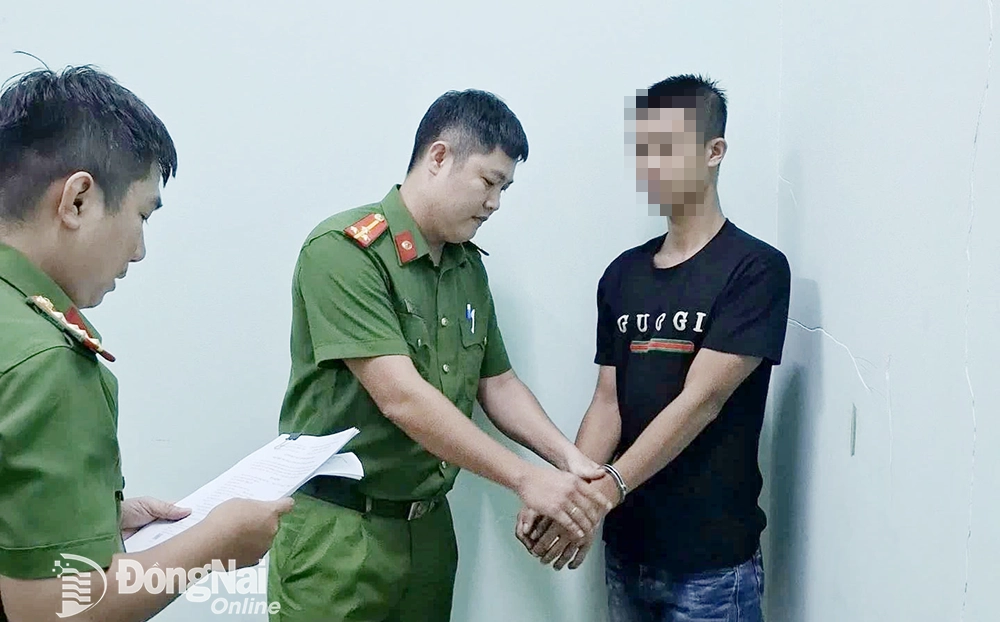 Cơ quan công an đọc lệnh bắt tạm giam đối với Nguyễn Thái Tú. Ảnh: Công an tỉnh