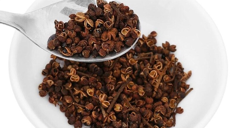 Phơi khô để đảm bảo mắc khén không bị hôi dầu.