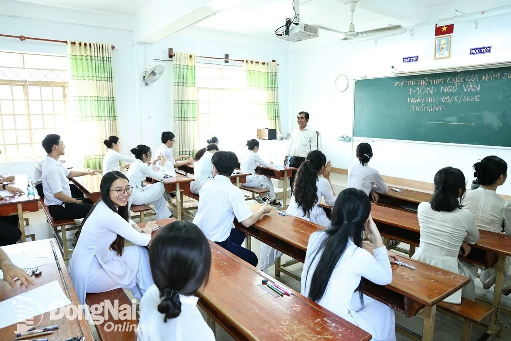 Học sinh lớp 12 sẽ có kỳ nghỉ hè muộn hơn, sau khi kỳ thi tốt nghiệp trung học phổ thông năm 2025 kết thúc vào ngày 26 và 27-6. Trong ảnh: Học sinh lớp 12 Trường trung học phổ thông Ngô Quyền (thành phố Biên Hòa) thi thử tốt nghiệp trung học phổ thông năm 2025. Ảnh: Công Nghĩa