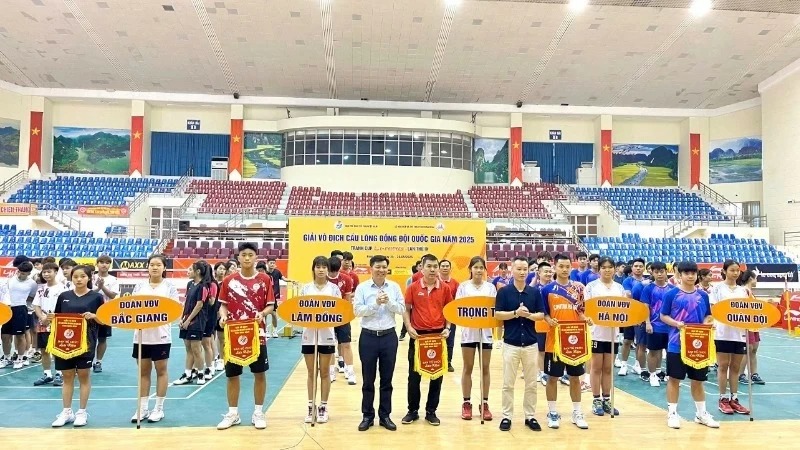 Ban tổ chức giải trao cờ lưu niệm cho các đơn vị tham dự giải. Ảnh: Báo Nhân Dân