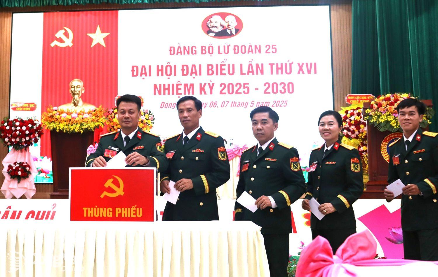 Đại biểu bỏ phiếu bầu Ban Chấp hành Đảng bộ lữ đoàn nhiệm kỳ 2025-2030. Ảnh: Nguyệt Hà