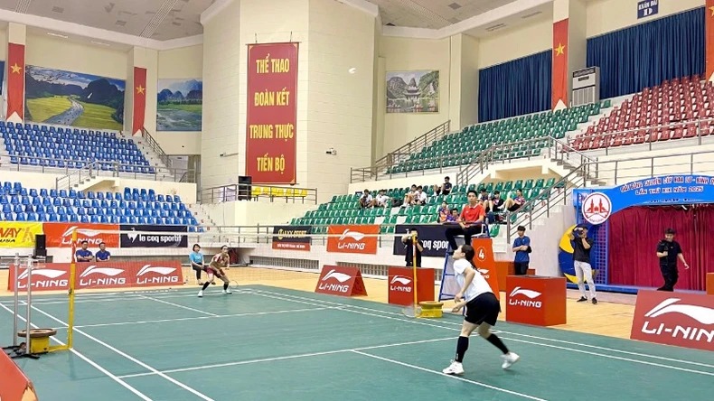 Tay vợt Nguyễn Thùy Linh (Đồng Nai, áo trắng) thi đấu trận ra quân nội dung đồng đội nữ với Thành phố Hồ Chí Minh. Ảnh: Báo Nhân dân