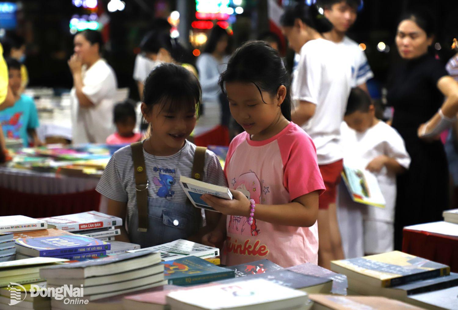 Học sinh trên địa bàn thành phố Biên Hòa đọc sách tại công viên Dương Tử Giang tối 30-4. Ảnh: My Ny