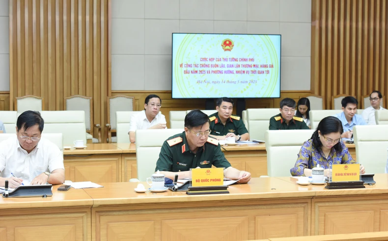 Đại diện lãnh đạo các bộ, ngành, các đại biểu tham dự cuộc họp. Ảnh: TRẦN HẢI