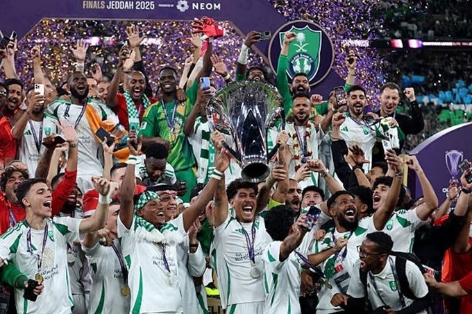 Đội trưởng Firmino nâng cao chiếc cúp C1 châu Á danh giá cho Al-Ahli. Ảnh: AFC
