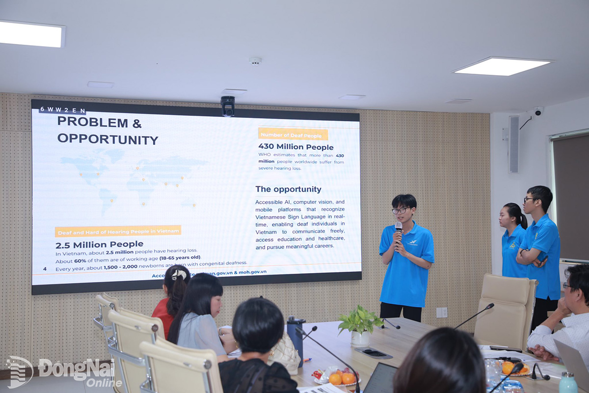 Đại diện nhóm tác giả trình bày về Dự án Adley - ứng dụng hỗ trợ chuyển đổi ngôn ngữ nói thành ngôn ngữ ký hiệu. Ảnh: NVCC