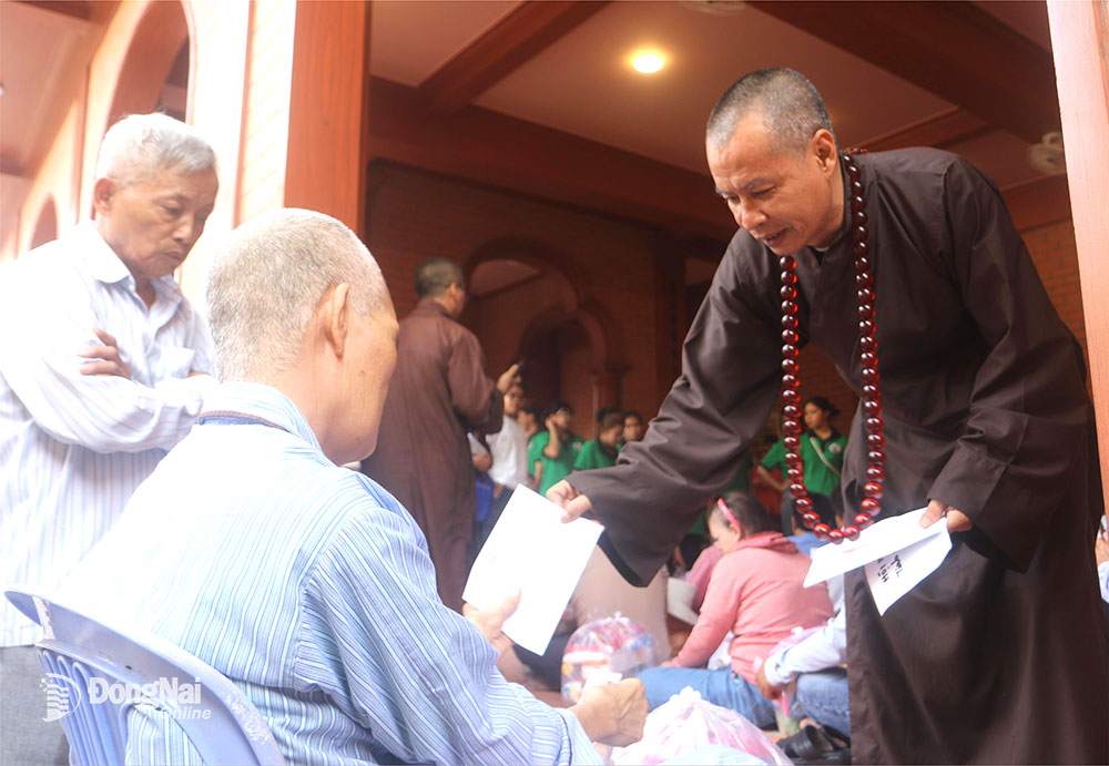 Người khuyết tật nhận quà do chùa Phúc Lâm (thành phố Biên Hòa) hỗ trợ. Ảnh: S.Thao