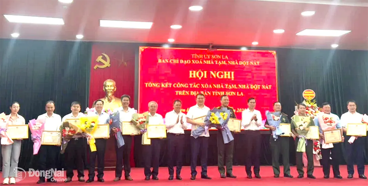 UBND tỉnh Sơn La tặng bằng khen cho các tập thể, cá nhân có nhiều thành tích nổi bật trong thực hiện chương trình xóa nhà tạm, nhà dột nát trên địa bàn tỉnh. Ảnh: Xuân Thắm