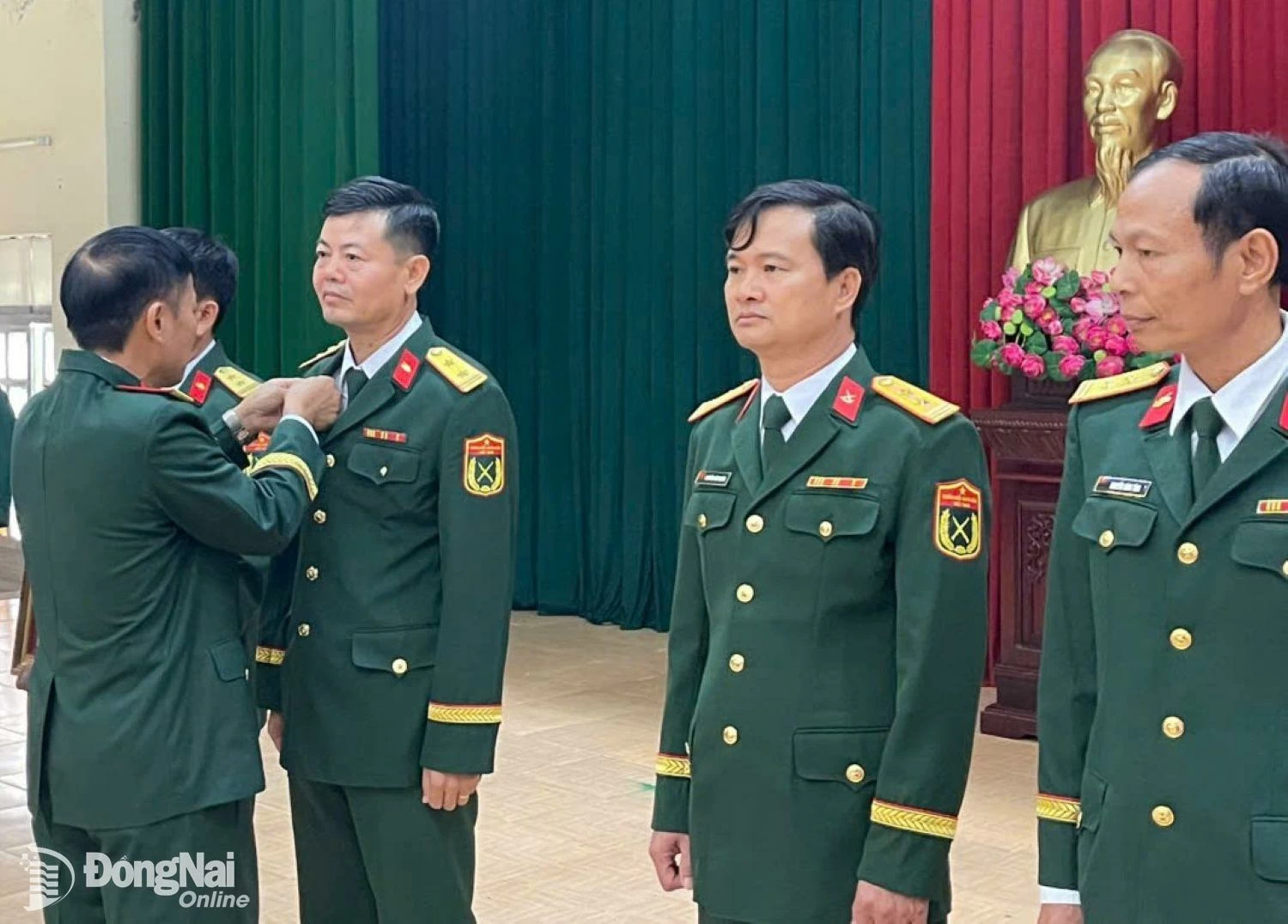 Đại tá Hà Xuân Hiệp gắn Huy hiệu Đảng cho trung tá Hồ Văn Sỹ. Ảnh: ĐVCC
