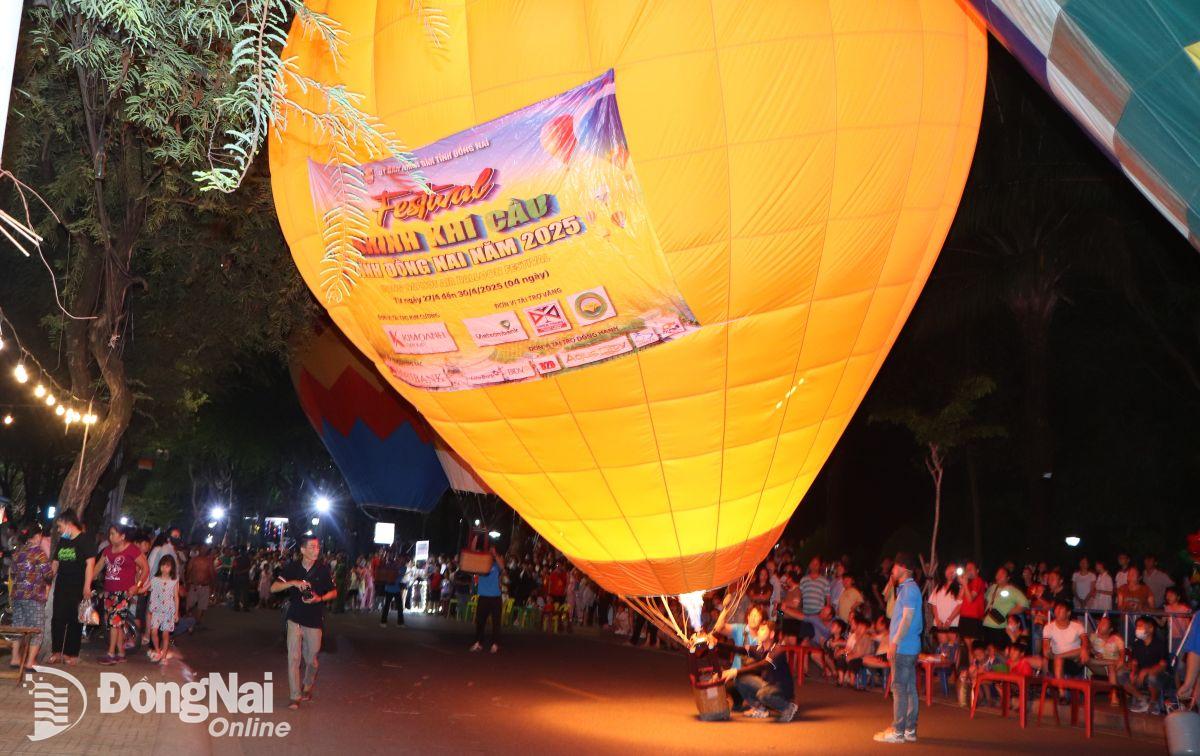 Khinh khí cầu quảng bá cho hình ảnh lễ hội và sự tri ân nhà tài trợ. Ảnh: Ngọc Liên