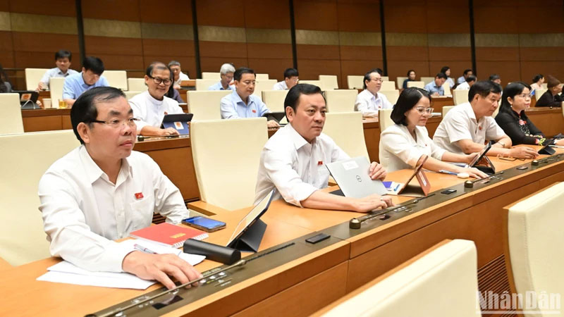 Đại biểu Quốc hội biểu quyết thông qua Nghị quyết về việc rút ngắn nhiệm kỳ Quốc hội khóa XV và Hội đồng nhân dân các cấp nhiệm kỳ 2021-2026; Ngày bầu cử đại biểu Quốc hội khóa XVI và đại biểu Hội đồng nhân dân các cấp nhiệm kỳ 2026-2031.