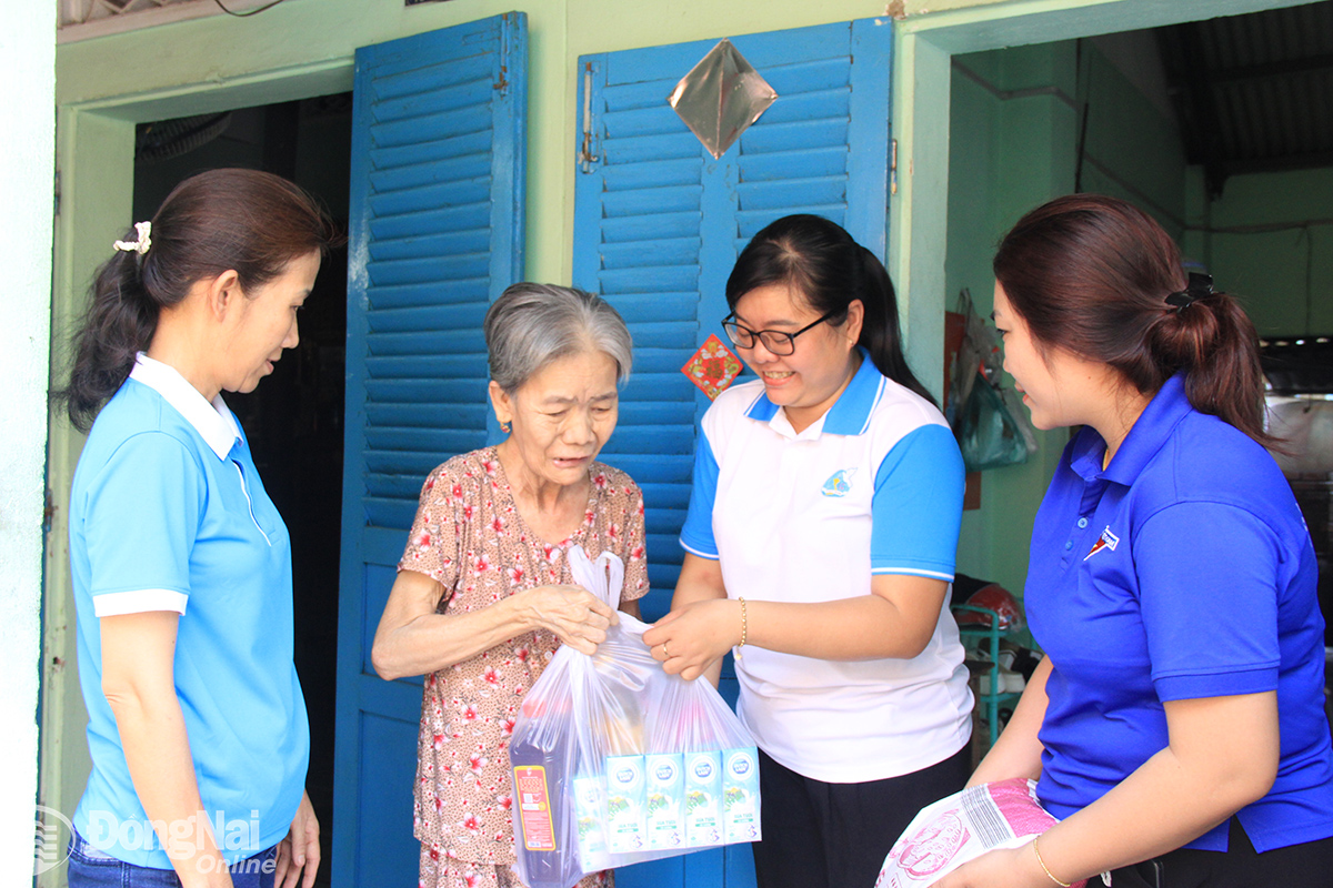 Hội Liên hiệp phụ nữ phường An Hòa (thành phố Biên Hòa) thực hiện mô hình Hạnh phúc người cao tuổi dành cho người cao tuổi có hoàn cảnh khó khăn trên địa bàn phường. Ảnh: Nga Sơn

