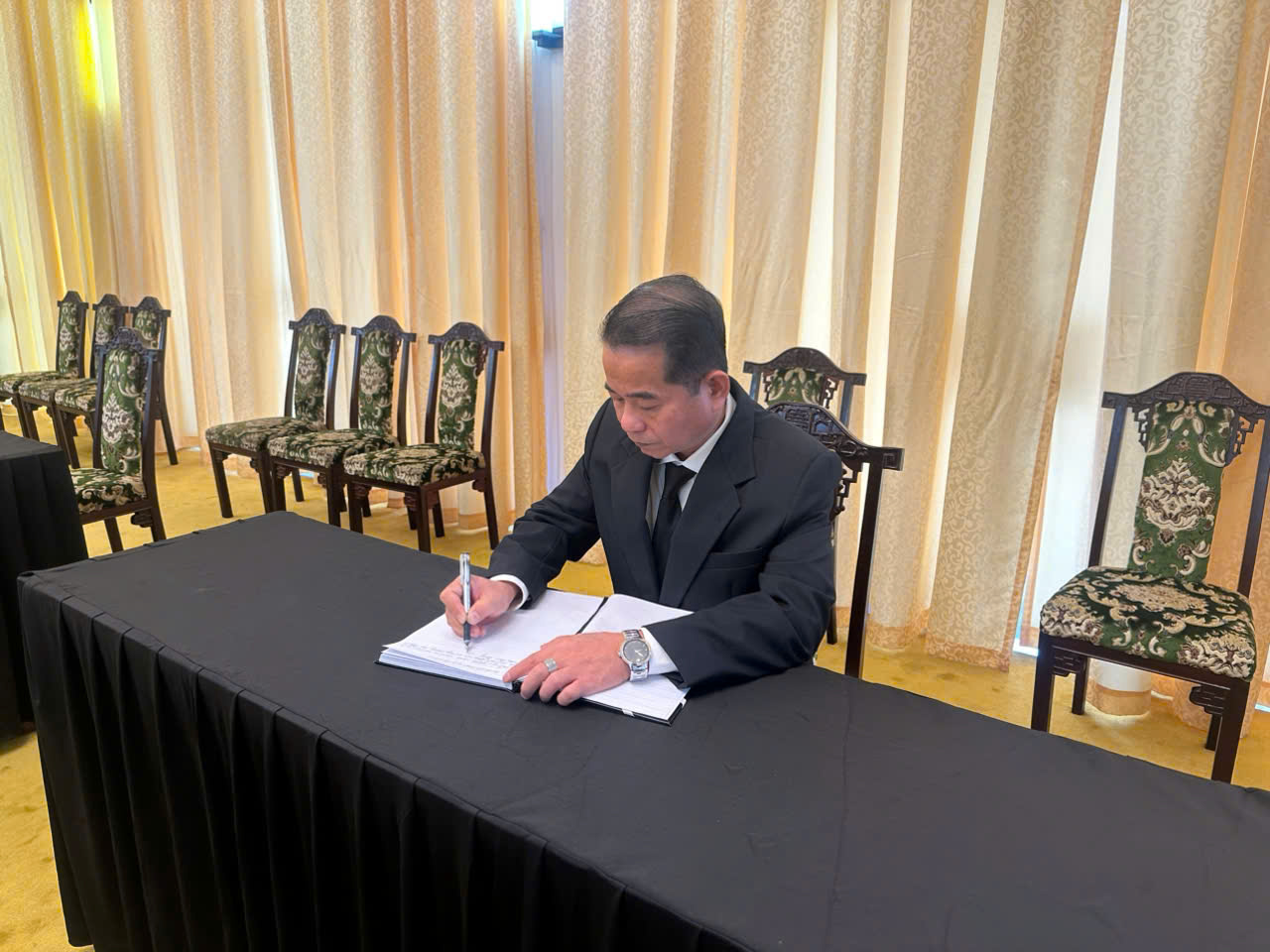 Đồng chí Thái Bảo, Phó bí thư Tỉnh ủy, Chủ tịch HĐND tỉnh ghi sổ tang.