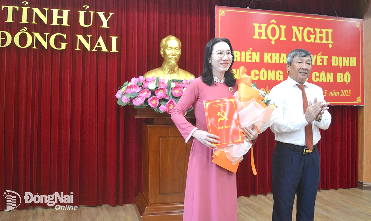 Phó bí thư thường trực Tỉnh ủy Hồ Thanh Sơn chúc mừng đồng chí Nguyễn Thị Thu Vân nhận nhiệm vụ mới. Ảnh: Phương Hằng
