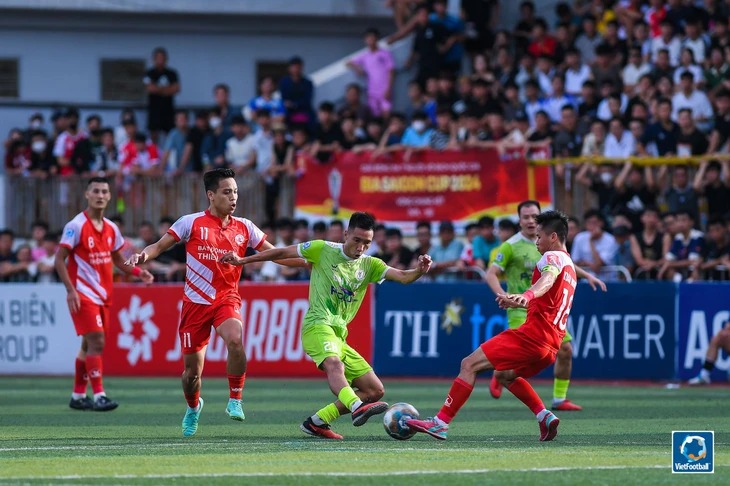 Câu lạc bộ Đại Từ (áo xanh) đang là đội đương kim vô địch Giải bóng đá 7 người vô địch quốc gia. Ảnh: VIETFOOTBALL