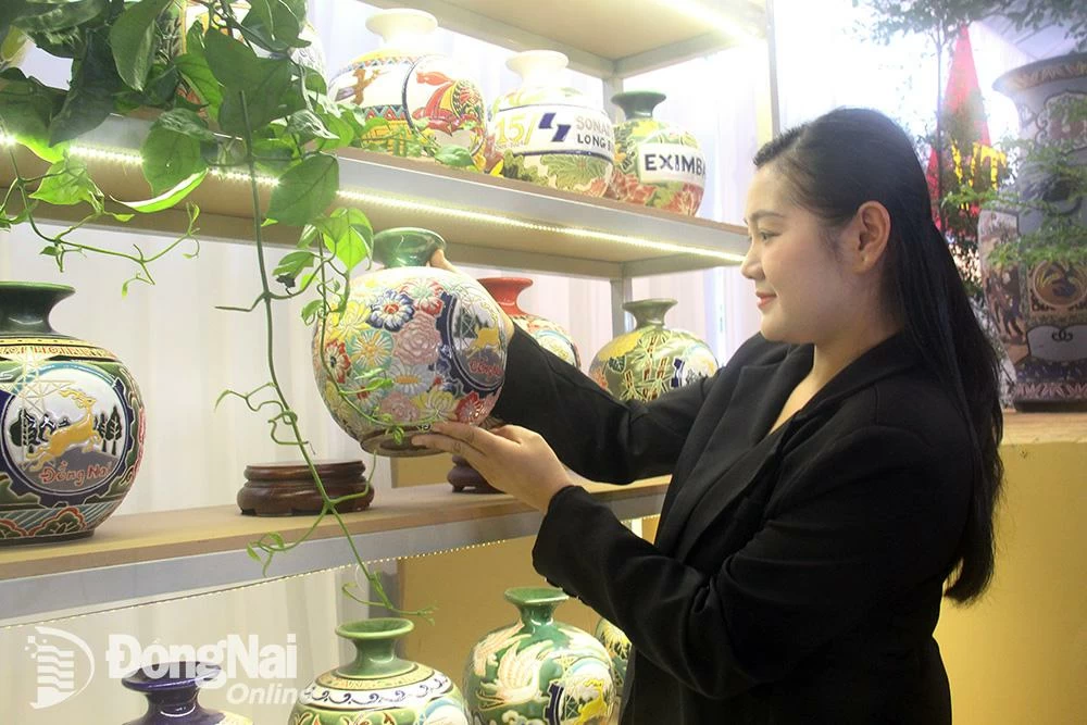 Người dân tham quan các gian trưng bày sản phẩm gốm tại Festival gốm Biên Hòa năm 2025. Ảnh: Hải Hà