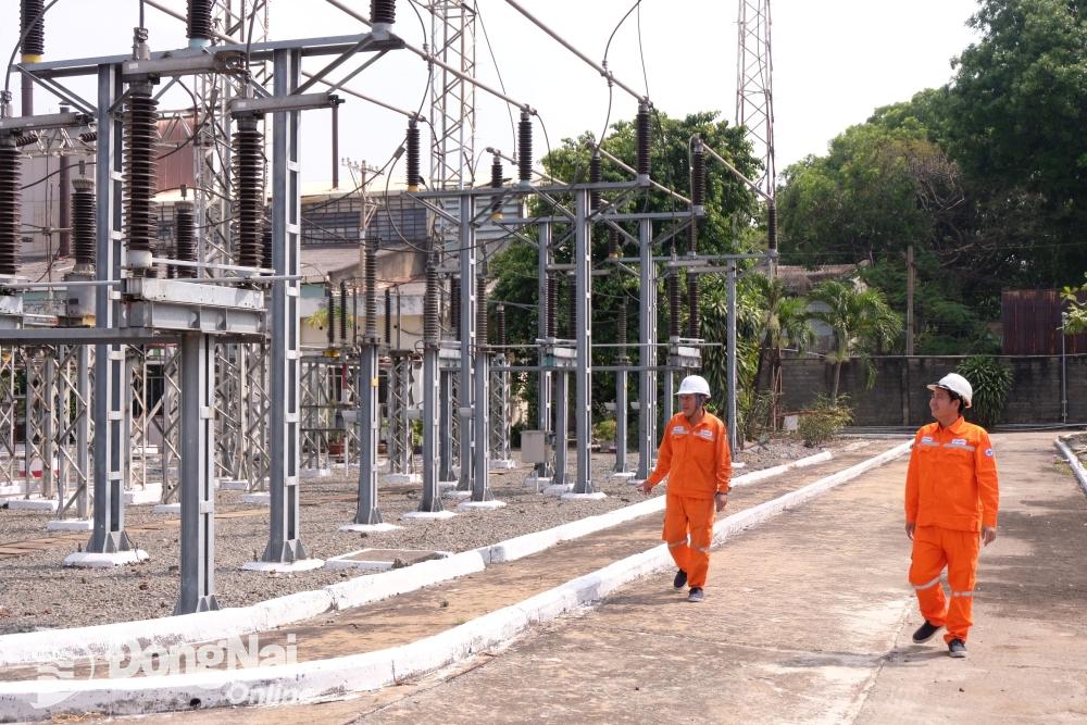 Nhân viên Trạm 110kV Đồng Nai (Khu công nghiệp Biên Hòa 1, thành phố Biên Hòa) kiểm tra các thiết bị của trạm vào mùa khô. Ảnh: Đông Hồ