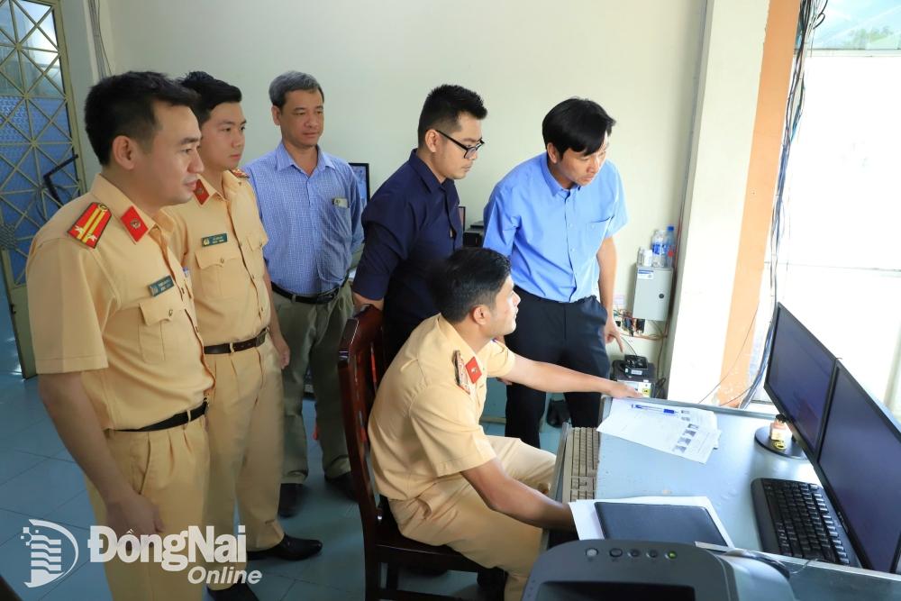 Lực lượng cảnh sát giao thông tập huấn nghiệp vụ sát hạch giấy phép lái xe. Ảnh: Phòng Cảnh sát giao thông Công an tỉnh