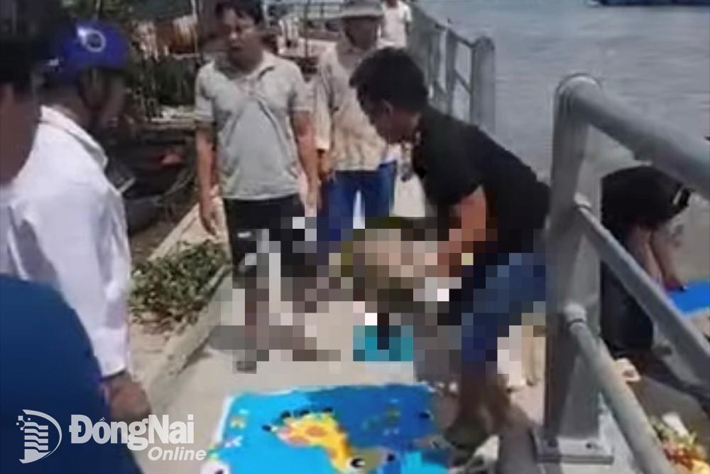 Thi thể cháu T.T.M.N. (4 tuổi, ngụ ấp 2, xã Phước Khánh, huyện Nhơn Trạch) được đưa vào bờ sau 1 ngày tìm kiếm. Ảnh: CTV 