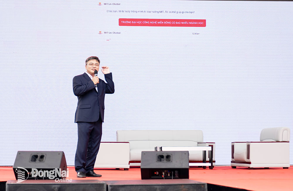 PGS-TS Phạm Văn Song giới thiệu Chatbot AI của Trường đại học Công nghệ Miền Đông. Ảnh: NTCC