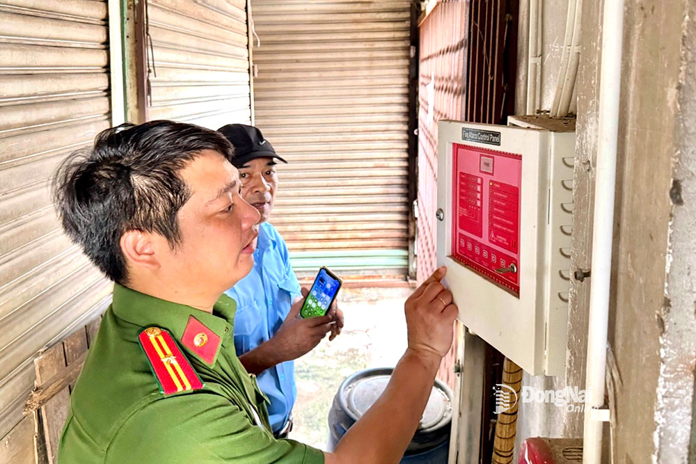 Đoàn kiểm tra liên ngành của UBND tỉnh kiểm tra an toàn phòng cháy, chữa cháy tại chợ Tam Hòa (phường Bình Đa, thành phố Biên Hòa). Ảnh: Minh Thành