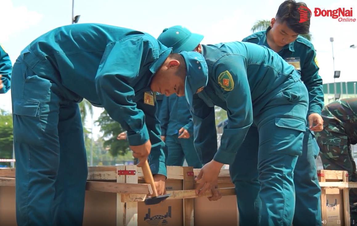 Hình ảnh công tác chuẩn bị cho chương trình bắn pháo hoa trong video clip 120 giàn pháo hoa mừng lễ kỷ niệm 30-4 tại Biên Hòa đã sẵn sàng khai hỏa.  Ảnh cắt từ clip