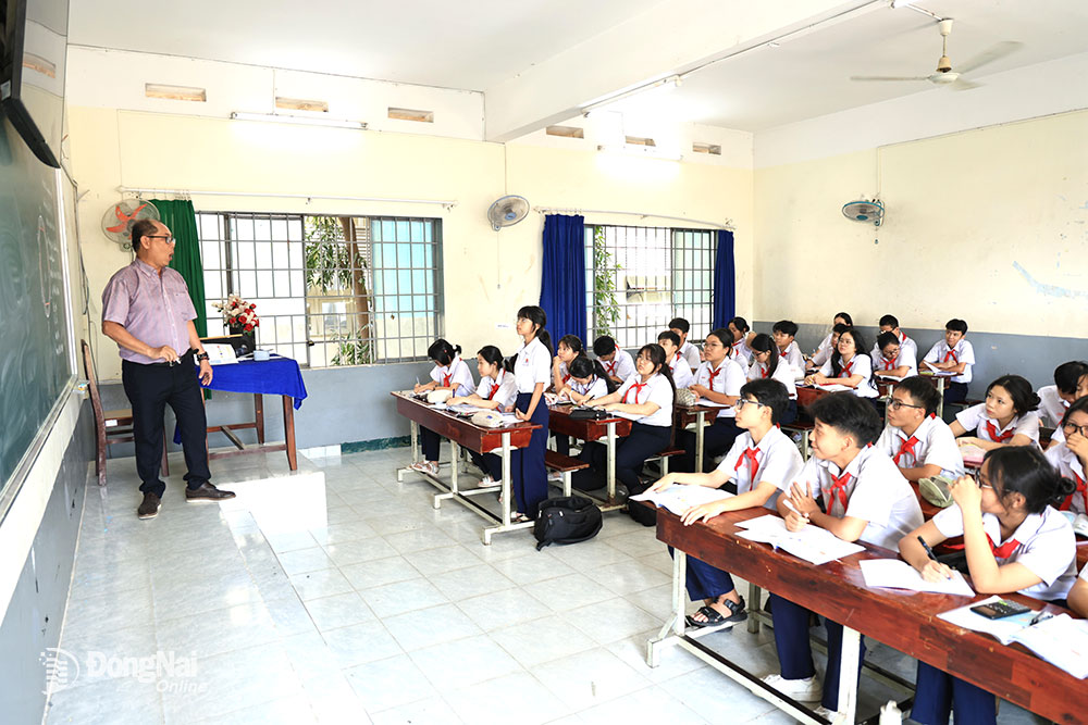 Học sinh lớp 9, Trường trung học cơ sở Trần Hưng Đạo (phường Trung Dũng, thành phố Biên Hòa) ôn tập môn Toán chuẩn bị cho Kỳ thi tuyển sinh vào lớp 10 năm học 2025-2026. Ảnh: C.Nghĩa