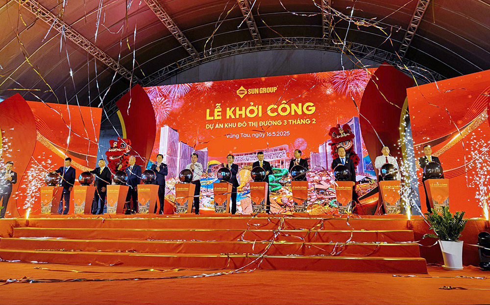 Các đại biểu thực hiện nghi thức khởi công dự án Khu đô thị đường 3 tháng 2.