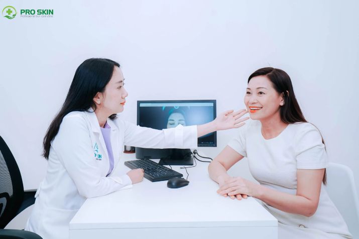 Bác sĩ thăm khám kỹ lưỡng trước khi tiêm meso phục hồi da.