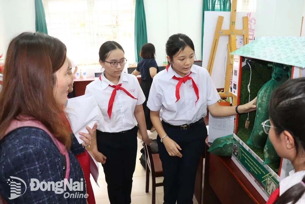 Học sinh thuyết trình về giải pháp tại vòng 2 Cuộc thi Sáng tạo thanh thiếu niên, nhi đồng thành phố Biên Hòa năm 2025. Ảnh: Hải Yến