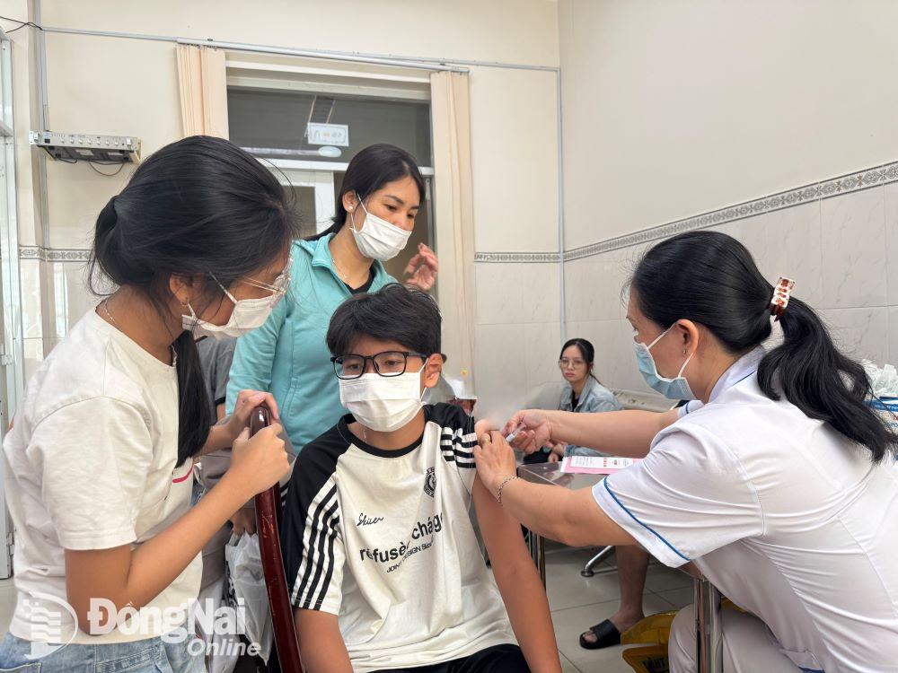 Tiêm vaccine phòng bệnh não mô cầu tại CDC Đồng Nai. Ảnh: Hạnh Dung