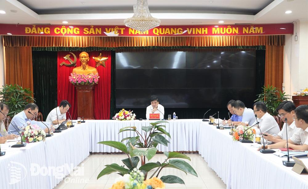 Phó chủ tịch UBND tỉnh Hồ Văn Hà chủ trì buổi làm việc. Ảnh: Phạm Tùng