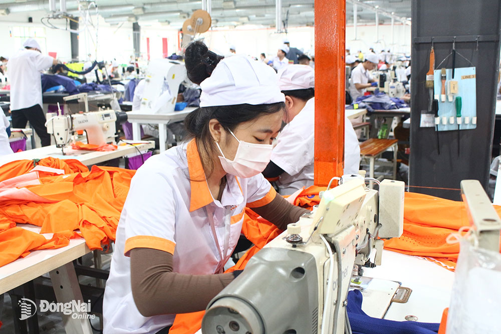 Công nhân Công ty TNHH Đầu tư quốc tế Việt Đức (huyện Xuân Lộc) làm việc tại xưởng sản xuất. Ảnh: T.My