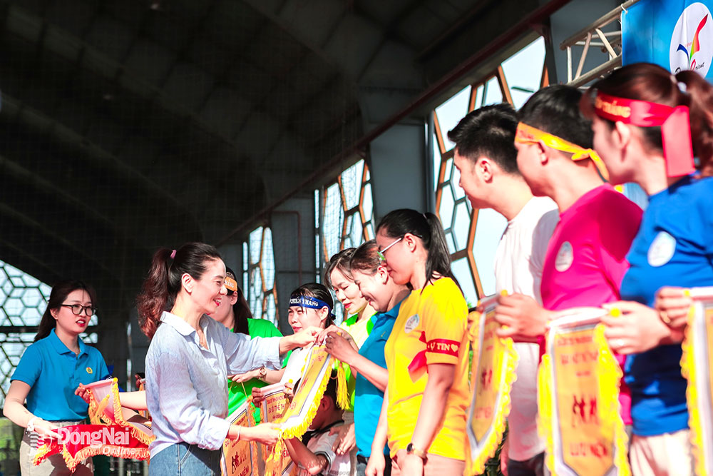 Công nhân Công ty TNHH Đông Phương (huyện Trảng Bom) nhận giải thưởng tại đại hội thể thao do công ty tổ chức. Ảnh: T.My