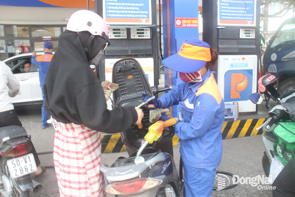 Giá xăng giảm nhẹ trong kỳ điều chỉnh giá bán lẻ ngày 22-5. Ảnh: H.Quân