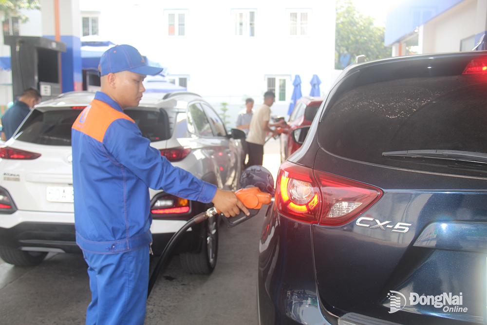 Giá xăng, dầu đồng loạt tăng trở lại trong kỳ điều chỉnh giá bán lẻ ngày 15-5. Ảnh: H.Quân