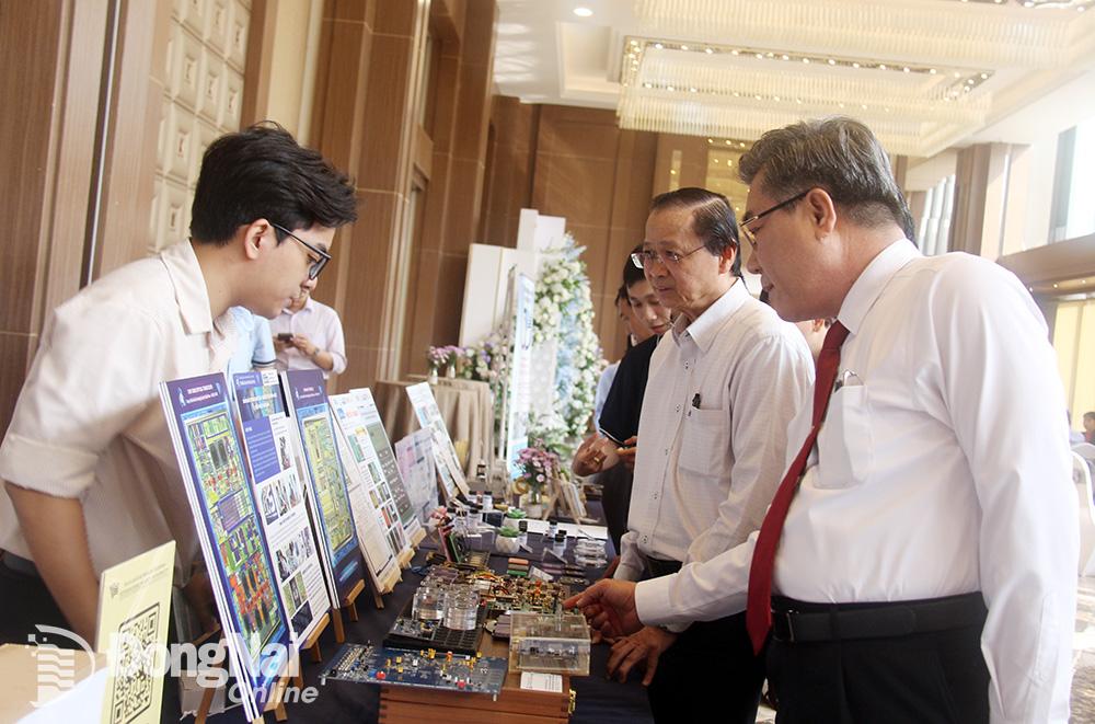 Lãnh đạo tỉnh tham quan các gian trưng bày sản phẩm công nghệ số bên lề Hội thảo khoa học triển khai Nghị quyết số 57-NQ/TW của Bộ Chính trị về đột phá phát triển khoa học, công nghệ, đổi mới sáng tạo và chuyển đổi số quốc gia trên địa bàn tỉnh Đồng Nai vào tháng 3-2025. Ảnh: Hải Quân