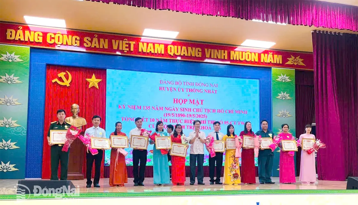 Lãnh đạo UBND huyện Thống Nhất chúc mừng các tập thể, cá nhân được tuyên dương, khen thưởng có thành tích xuất sắc trong thực hiện Chỉ thị 05-CT/TW. Ảnh: Văn Tình
