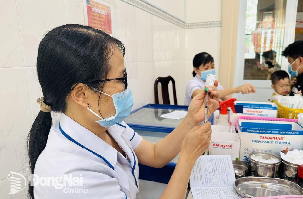 Nhân viên y tế của CDC Đồng Nai lấy thuốc để tiêm vaccine phòng dại cho người dân bị chó cắn. Ảnh: Hạnh Dung 