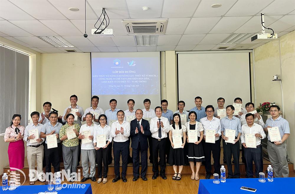 Lãnh đạo Sở Khoa học và công nghệ và Viện Phát triển năng lực lãnh đạo (Đại học Quốc gia Thành phố Hồ Chí Minh) chúc mừng các học viên đã hoàn thành lớp bồi dưỡng. Ảnh: Hải Quân