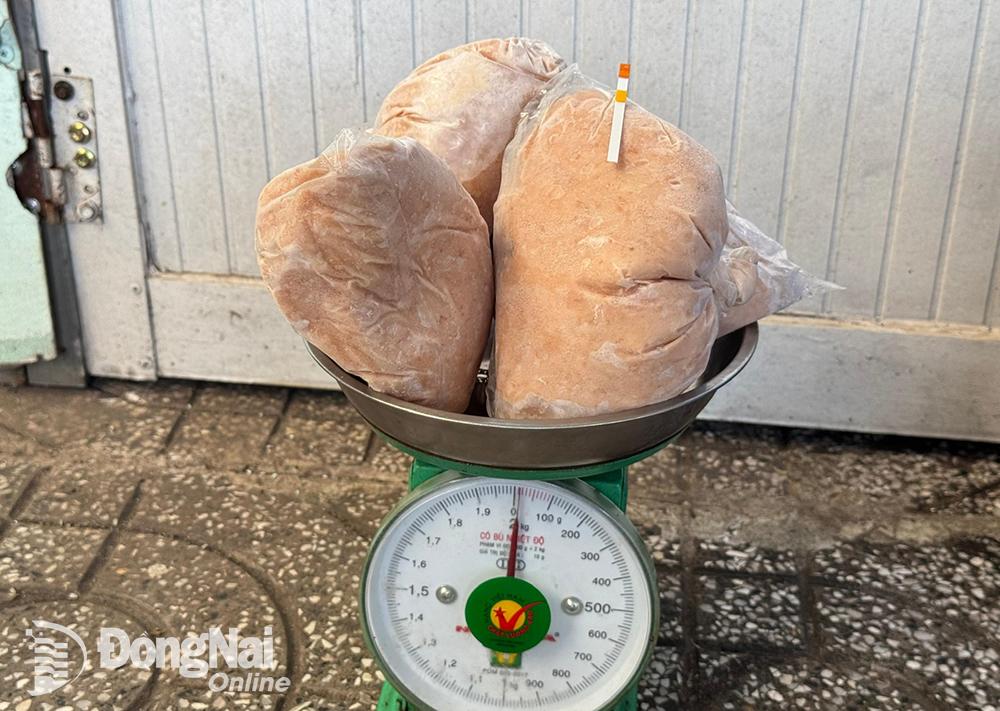 Hơn 2kg mộc giò được phát hiện dương tính với hàn the qua test nhanh. Ảnh: Hạnh Dung