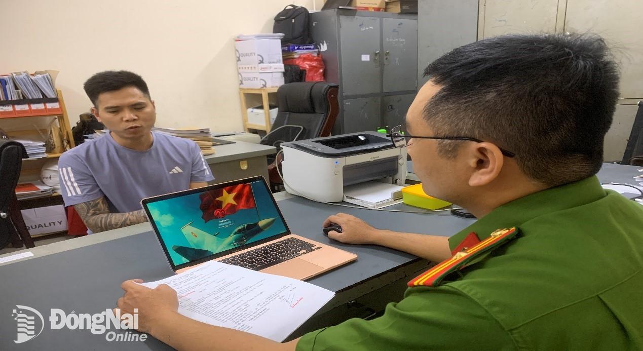 Cán bộ công an làm việc với Nguyễn Quốc Hùng. Ảnh: Công an tỉnh