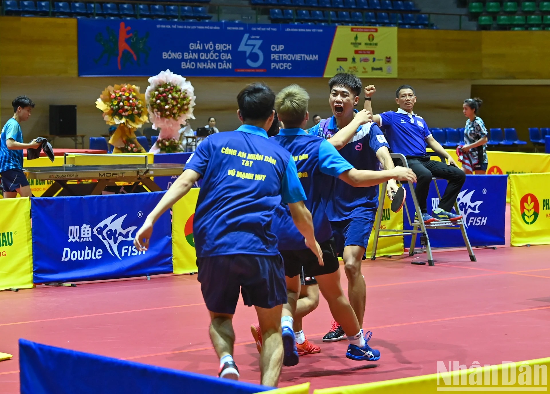 Các vận động viên Công an Nhân dân T&T 1 ăn mừng chức vô địch. Ảnh: Báo Nhân dân