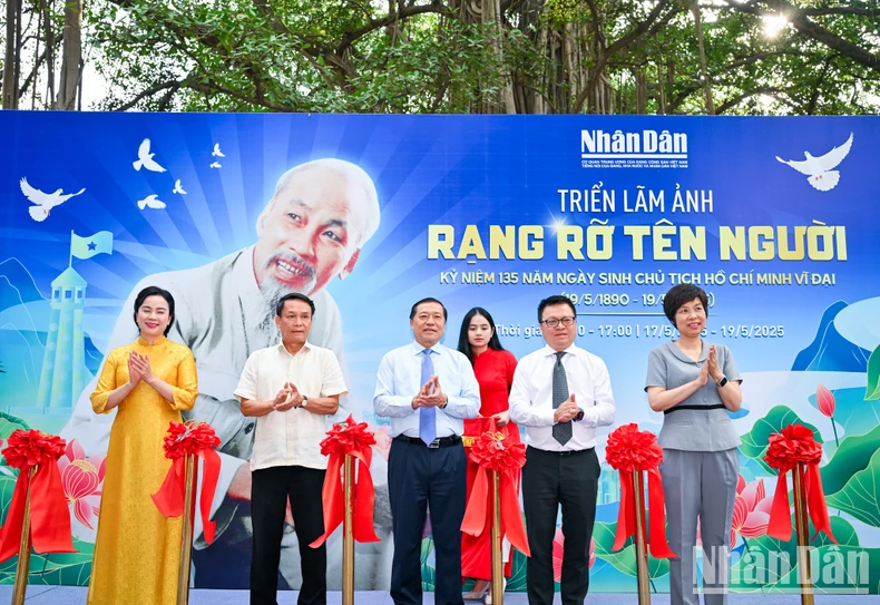 Các đại biểu cắt băng khai mạc triển lãm.