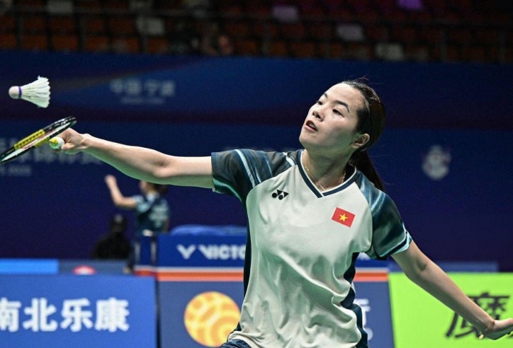 Tay vợt Nguyễn Thùy Linh đánh bại cựu số 1 thế giới người Ấn Độ Pusarla Venkata Sindhu ở trận ra quân Malaysia Masters 2025. Ảnh: Thethao247